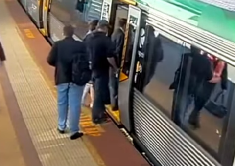 Susto: Mulher fica presa entre metrô e piso de embarque