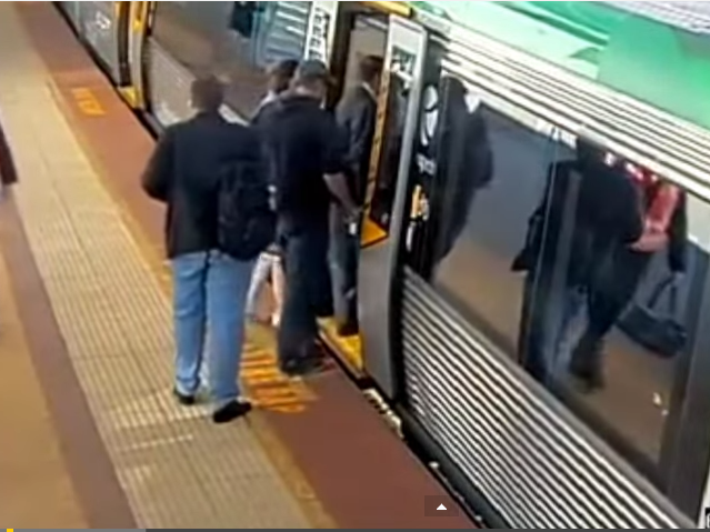 Susto: Mulher fica presa entre metrô e piso de embarque