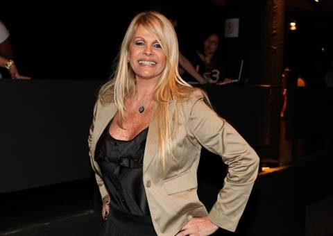 Monique Evans causa polêmica ao tatuar Jesus no braço