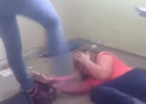 Mãe de aluna chuta no rosto de professora que teria caso com seu marido