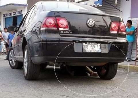 Mulher é dobrada ao meio em grave acidente de carro