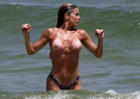 Danielle Winits usa biquíni que deixa pouco para a imaginação