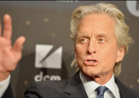 Michael Douglas vive um brilhante pianista gay em "Minha vida com Liberace"