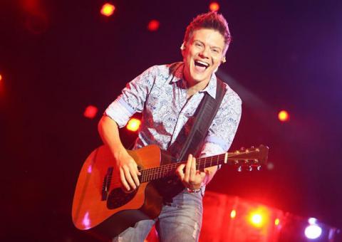 Michel Teló bebe, pede carona e dá "pino" em homem