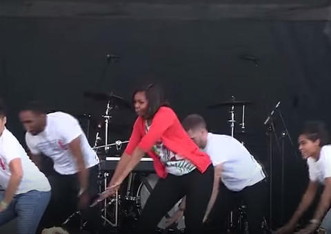 Michelle Obama dançando em campanha sobre obesidade infantil vira sucesso na internet