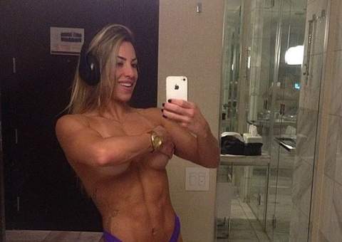 Ex-BBB Michelly exibe músculos de topless