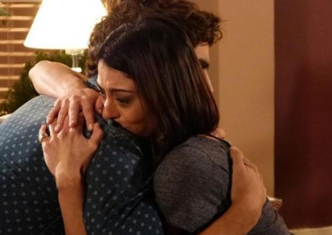 Silvia conta a Michel que está com câncer e terá que retirar a mama