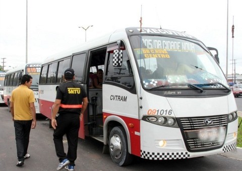 Passageiros de micro-ônibus da linha 807 são assaltados