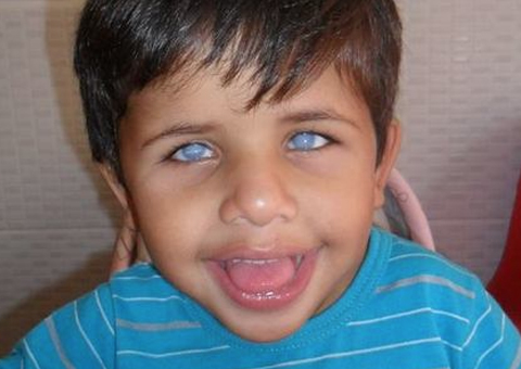 Menininho que nasceu cego emociona o Brasil fazendo tarefas para ajudar a mãe