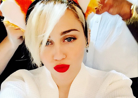 Miley Cyrus organiza festa milionária de Natal para moradores de rua