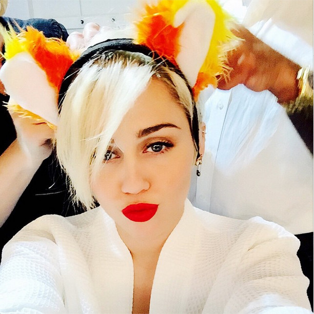 Miley Cyrus organiza festa milionária de Natal para moradores de rua