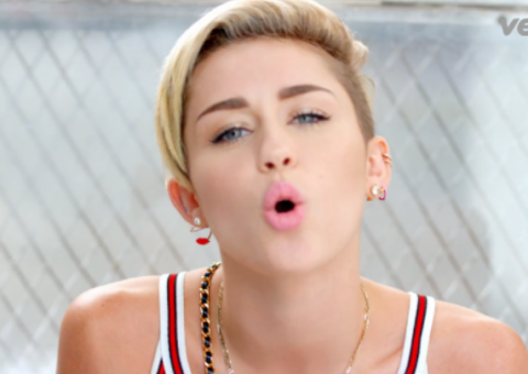 Miley Cyrus divulga novo clipe, confira "23"