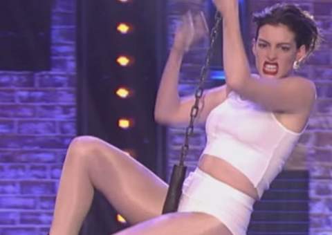 Anne Hathaway vira hit imitando Miley Cyrus em clipe polêmico
