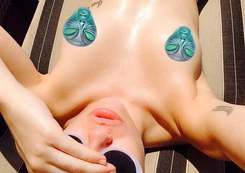 Miley Cyrus toma sol nua e compartilha momento em rede social