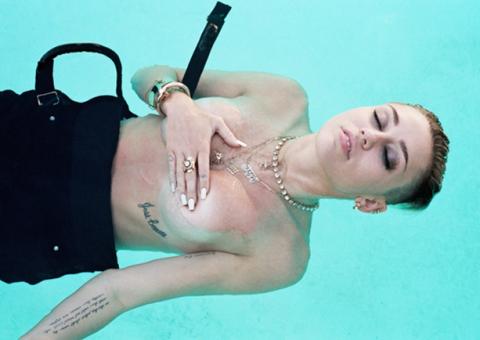  Miley Cyrus aparece nua na piscina em capa de revista