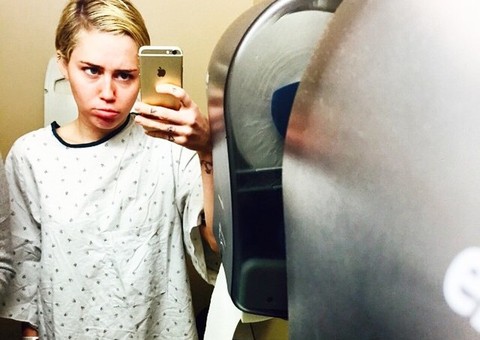 Miley Cyrus compartilha foto do pulso aberto durante cirurgia