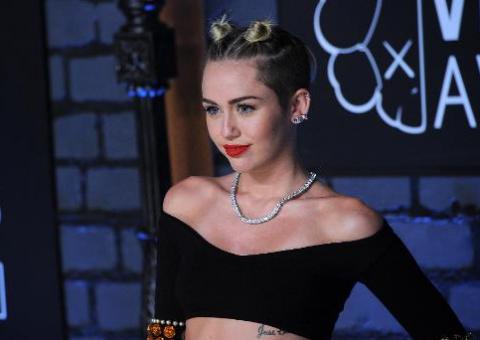 Vídeo sensual de Miley Cyrus explode na Web