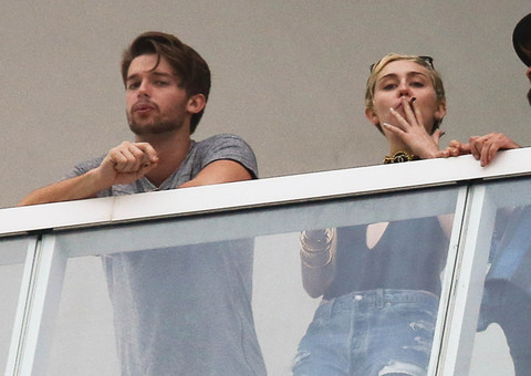 Miley Cyrus fuma cigarro suspeito junto com namorado