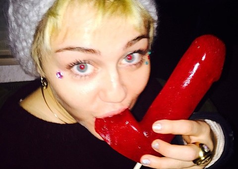 Miley Cyrus posa chupando pirulito em formato de pênis