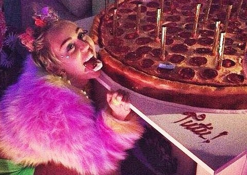 Miley Cyrus faz topless e se diverte em touro mecânico em formato de pênis em seu aniversário