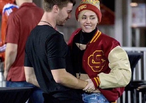 Miley Cyrus sobre namorado na cama: “ele simplesmente não para”