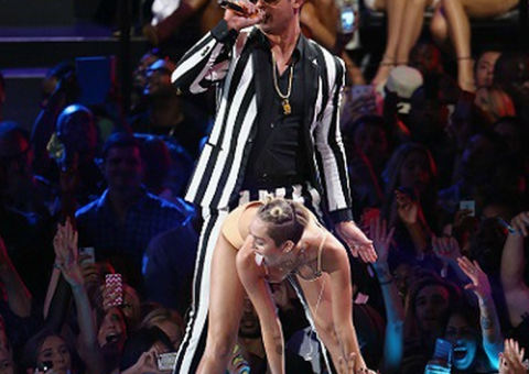 Miley Cyrus faz dancinha ousada e deixa celebridades constrangidas