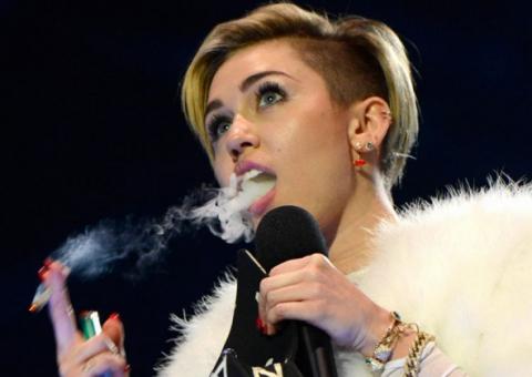 VÍDEO: Miley Cyrus fuma cigarro de maconha na premiação da MTV europeia
