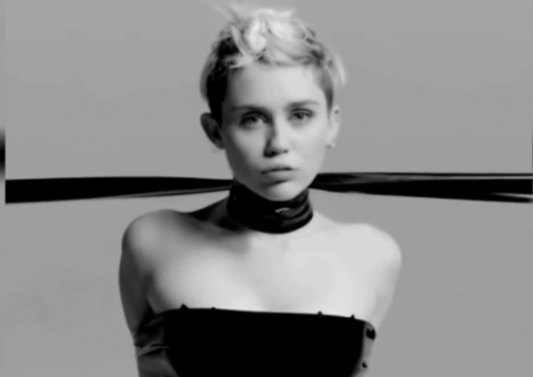 Miley Cyrus seminua e provocante em vídeo exibido em turnê