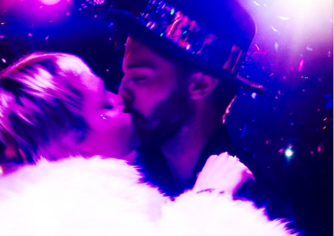 Miley Cyrus e o namorado estão viciados em gravar vídeos íntimos