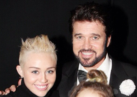 Pai de Miley Cyrus diz que será avô e dá a entender que cantora está grávida