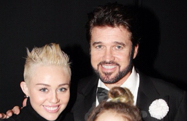 Pai de Miley Cyrus diz que será avô e dá a entender que cantora está grávida