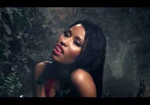 Nicki Minaj dá bundada e usa fio dental em clipe de "Anaconda"