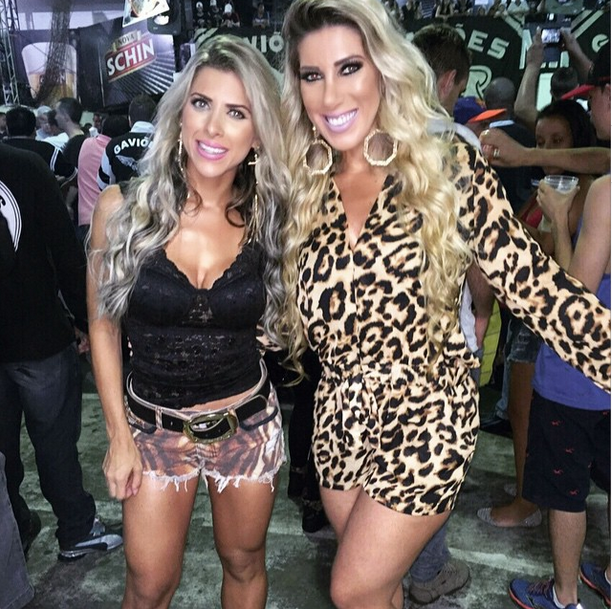 Irmãs Minerato exibem popozões em praia no último dia do ano