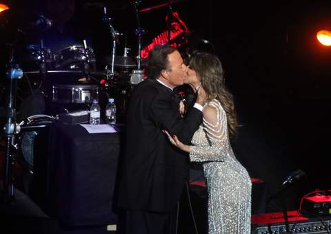 Cantora Vina Calmon se surpreende com selinho de Julio Iglesias