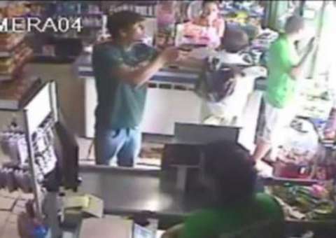 Assaltante entra em mercadinho, rende funcionários  e sai tranquilamente com a renda do dia