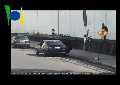  Bando flagrado jogando bebida para presos pelo muro da penitenciária