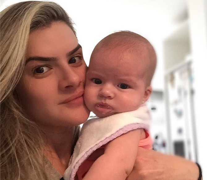 Mãe babona! Mirella Santos posta selfie paparicando a filhota 