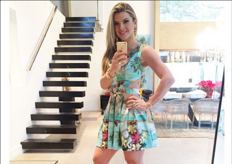 Mirella Santos posa de biquíni e mostra barriga sequinha 