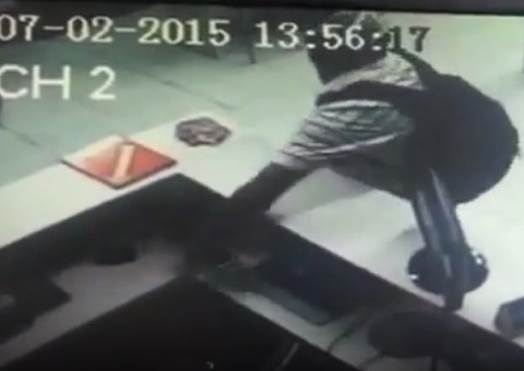 Ladrão é filmado levando celular de vendedora no São José