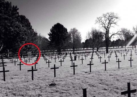 Menino fotografa fantasma ao visitar cemitério