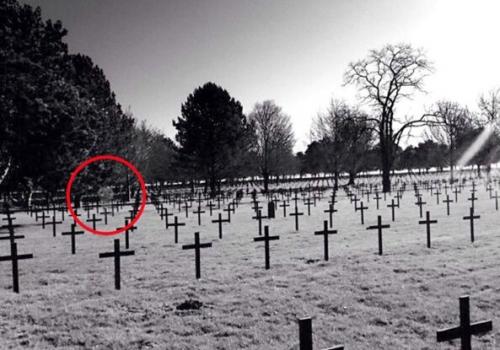 Menino fotografa fantasma ao visitar cemitério