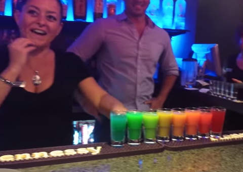 Drink arco-íris: Coqueteleira serve uma cor em cada copo 