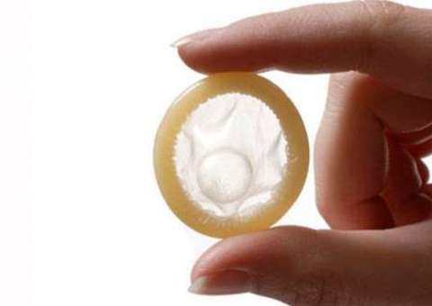 Assaltantes entram em drogaria e roubam preservativos