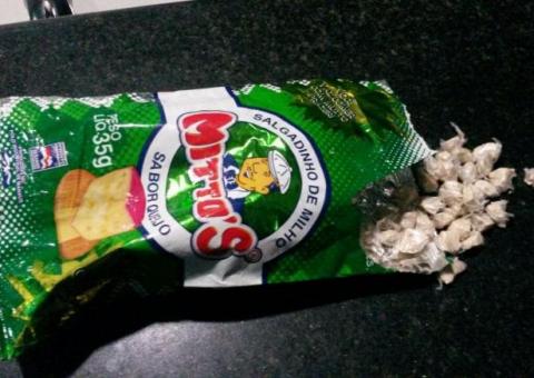 Dupla guardava droga em saco de "Mittos"