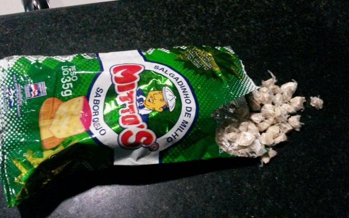 Dupla guardava droga em saco de "Mittos"