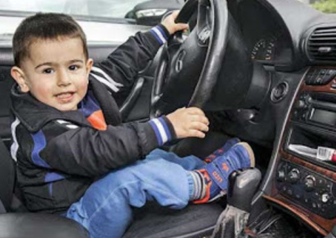 Criança de 2 anos pega o carro do pai e vai passear