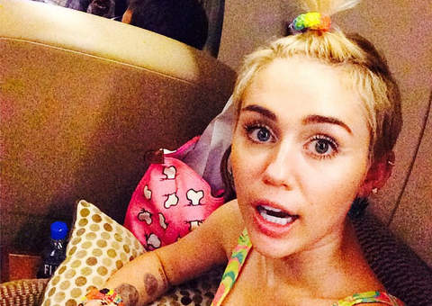 Miley Cyrus aparece nua em foto com coração no bumbum