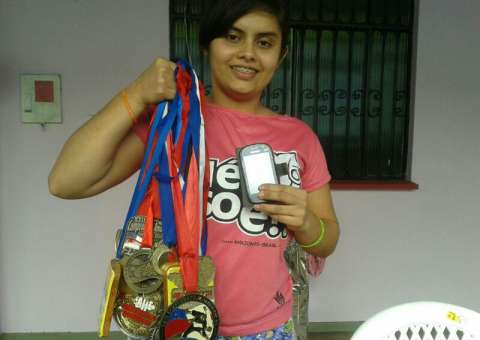 Bandido tenta roubar celular e apanha de lutadora de MMA