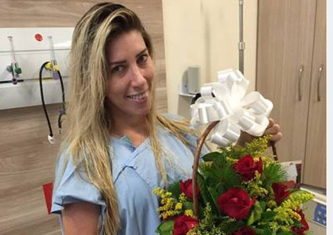Tati Minerato recebe visita do marido no hospital 'Estou me sentindo melhor'