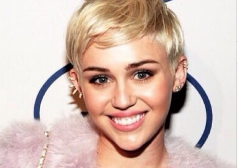 Miley Cyrus segue internada e deve cancelar mais shows